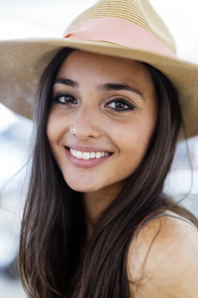 Hermosa Linda Mujer Joven Sombrero Sonriendo Aire Libre — Foto de Stock