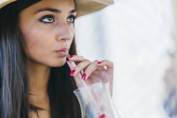 Mulher Pensativa Bebendo Bebida Usando Chapéu — Fotografia de Stock