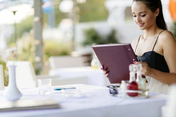 Vakker Kvinne Som Bestiller Mat Fra Menyen Restaurant – stockfoto