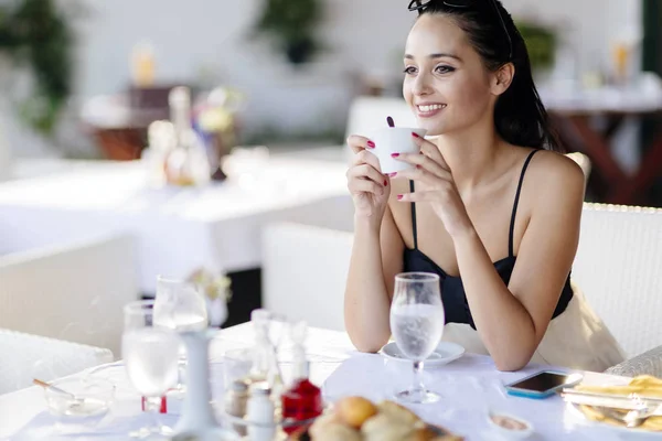 Mulher Bonita Bebendo Chá Restaurante Enquanto Espera Por Sua Refeição — Fotografia de Stock