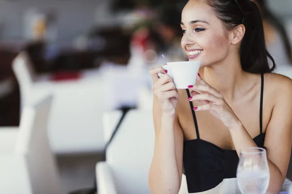 Güzel Bir Kadın Ona Yemek Için Beklerken Restoranda Çay Içme — Stok fotoğraf