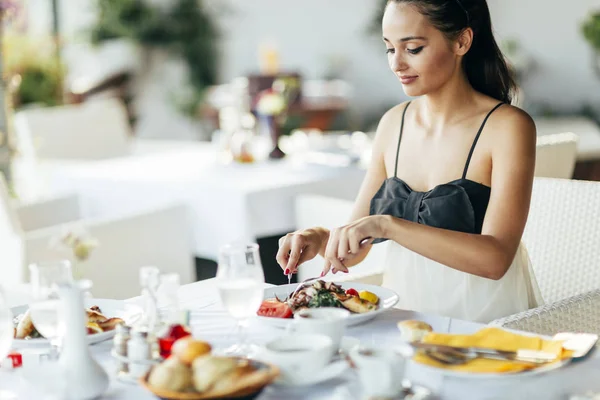 Prachtige Dame Lunch Restaurant — Stockfoto