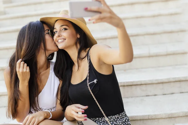 Bons Amigos Tirando Uma Selfie Mesmos Enquanto Sentados Nas Escadas — Fotografia de Stock