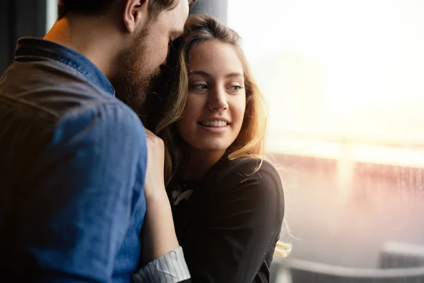 Gelukkige Paar Verliefd Knuffelen Het Delen Van Emoties — Stockfoto