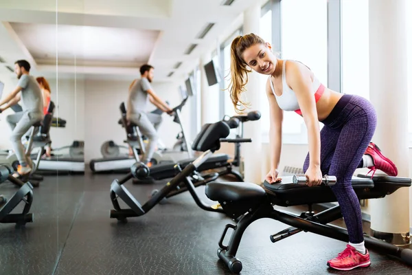 Güzel kadın eğitiminin bir parçası olarak spor salonunda ağırlık mı