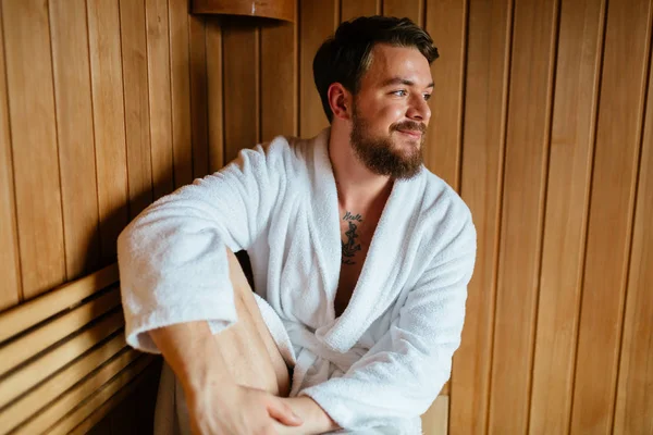 Gesunder Mann Der Sauna Entspannt Sich Und Genießt Wellness Wochenende — Stockfoto