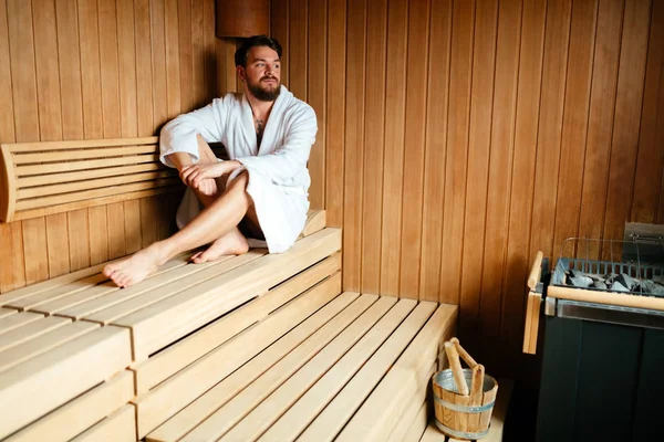 Yakışıklı Adam Rahatlatıcı Sauna Sağlık Hafta Sonu Boyunca — Stok fotoğraf