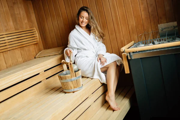 Krásná Žena Odpočinek Sauně Pocení — Stock fotografie
