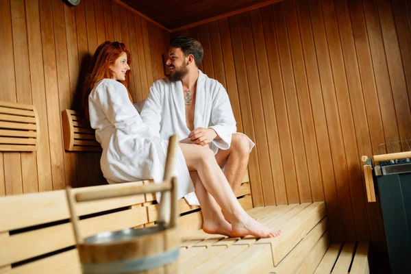 Casal Desfrutando Sauna Finlandesa Durante Seu Fim Semana Spa — Fotografia de Stock