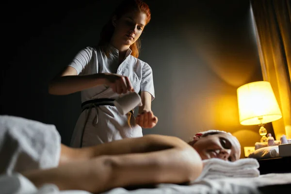 Mulher Bonita Desfrutando Massagem Óleo Totalmente Deitado Cama Massagem — Fotografia de Stock