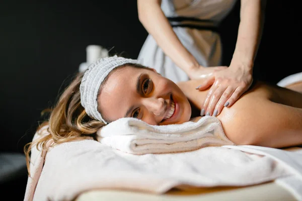 Hermosa Mujer Disfrutando Del Tratamiento Masaje Dado Por Terapeuta —  Fotos de Stock