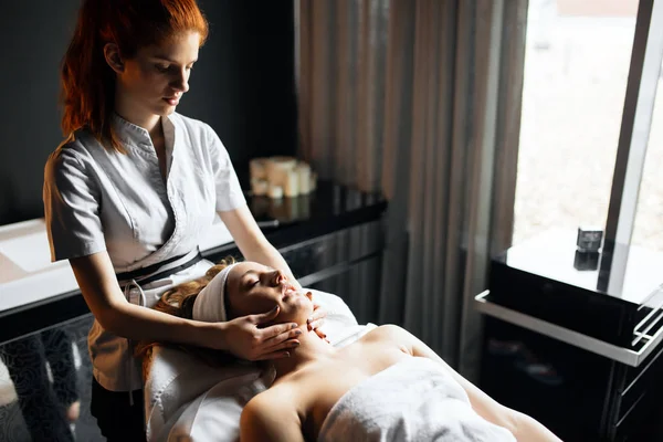 Bella Donna Che Gode Trattamento Massaggio Dato Dal Terapeuta — Foto Stock