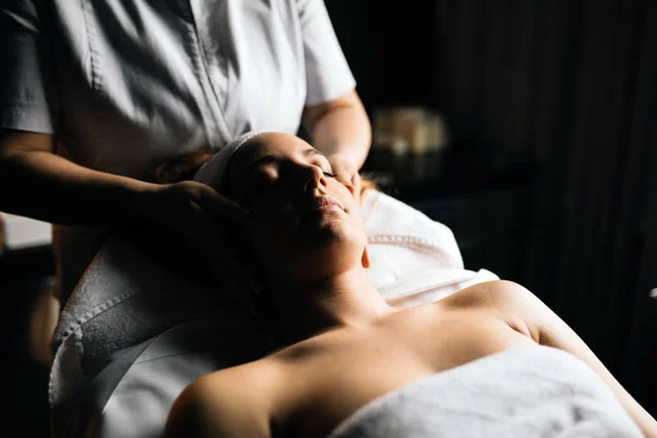 Massaggio Terapeuta Massaggio Bella Bruna — Foto Stock