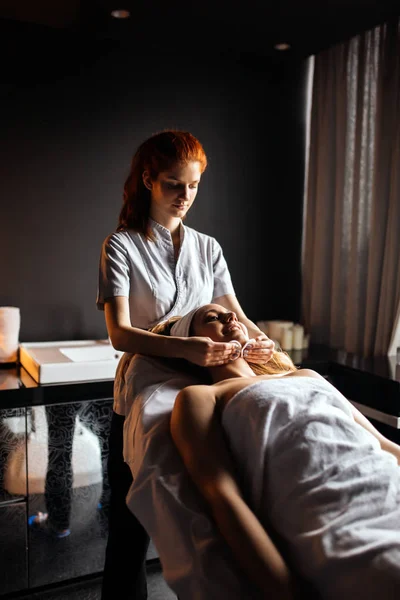 Mulher Bonita Desfrutando Massagem Rejuvenescimento — Fotografia de Stock