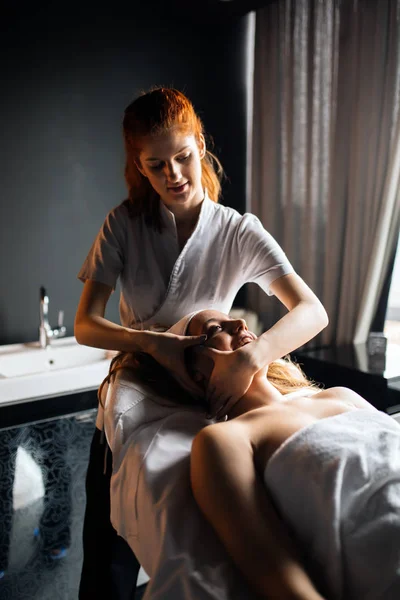 Beautiful Woman Enjoying Massage Treatment Given Therapist — Stock Photo, Image