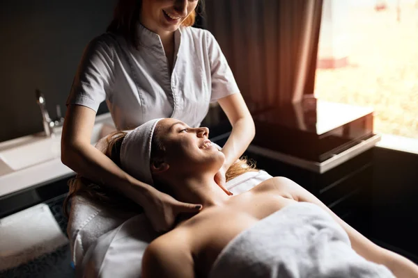 Vacker Kvinna Njuter Massage Och Föryngrande — Stockfoto