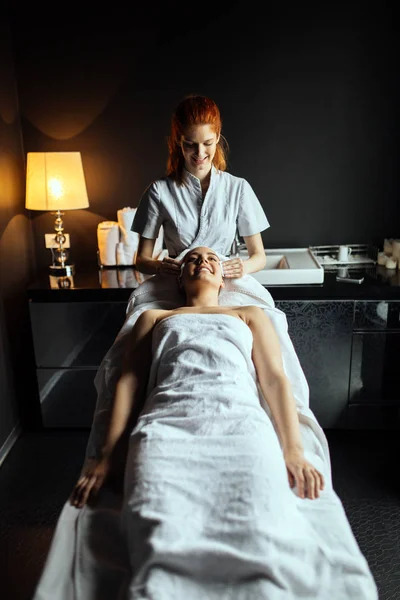 Mulher Bonita Desfrutando Tratamento Massagem Dada Pelo Terapeuta — Fotografia de Stock