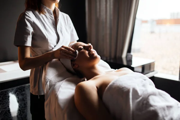 Mulher Bonita Desfrutando Tratamento Massagem Dada Pelo Terapeuta — Fotografia de Stock