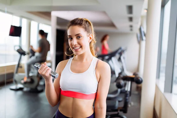 Schöne Frau Beim Gewichtstemmen Fitnessstudio Als Teil Ihres Trainings — Stockfoto