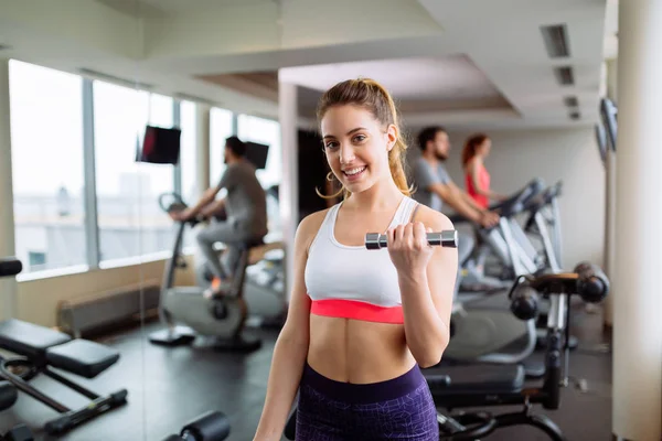 Schöne Frau Trainiert Fitnessstudio Indem Sie Gewichte Hebt — Stockfoto