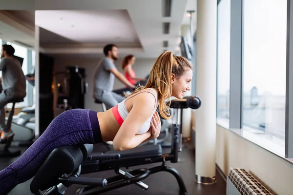 Schöne Frau Trainiert Fitnessstudio Und Stärkt Ihre Rückenmuskulatur — Stockfoto