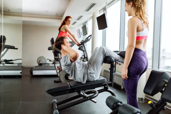 ABS spor salonunda eğitim ve kilo üzerinde çalışan insanlar