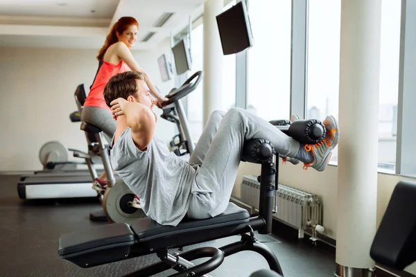 ABS spor salonunda eğitim ve kilo üzerinde çalışan insanlar