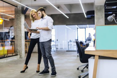 Akıllı genç meslektaşları ofiste beyin fırtınası