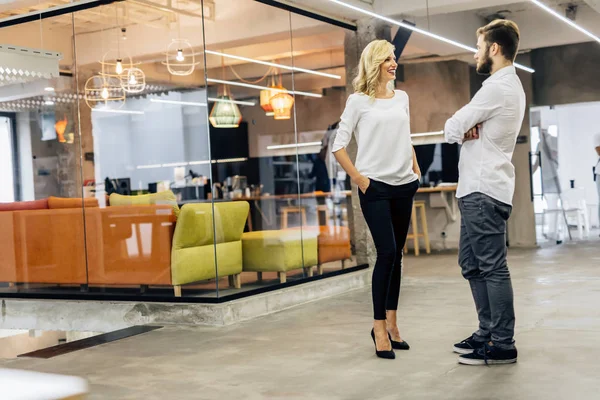 Conversa Escritório Entre Colegas Inteligentes Trabalho — Fotografia de Stock