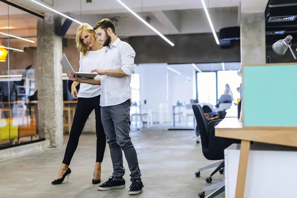 Akıllı genç meslektaşları ofiste beyin fırtınası