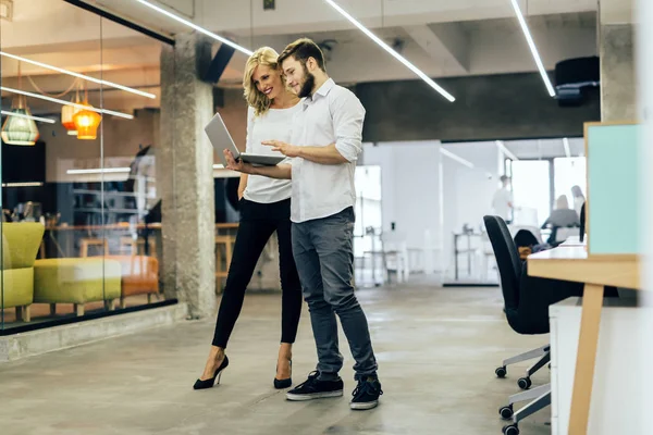 İş arkadaşları yeni fikirleri tartışıyor ve modern bir ofiste beyin fırtınası yapıyorlar.