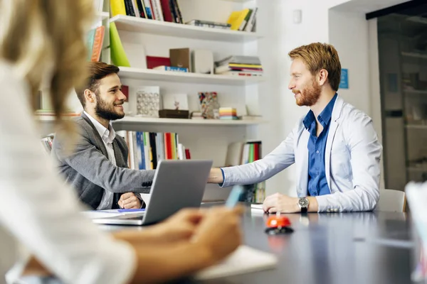 Contract Ondertekend Door Partijen Office Handen Hebben Aangetast — Stockfoto