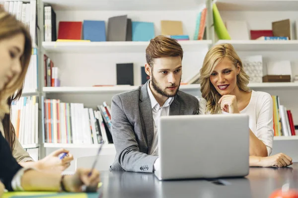 Empresarios Que Trabajan Juntos Oficina — Foto de Stock