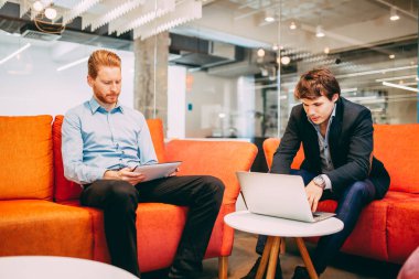 Dinlenme ve molası sırasında konuşurken iş arkadaşları