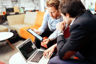 Dinlenme ve molası sırasında konuşurken iş arkadaşları