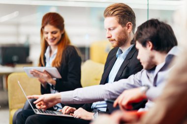 Elinizdeki teknoloji ile iş insanlar konuşma. Yeni fikirler ve iş arkadaşları arasında beyin fırtınası alışverişi