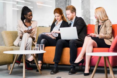 Elinizdeki teknoloji ile iş insanlar konuşma. Yeni fikirler ve iş arkadaşları arasında beyin fırtınası alışverişi