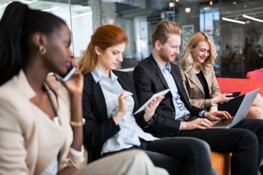 Elinizdeki teknoloji ile iş insanlar konuşma. Yeni fikirler ve iş arkadaşları arasında beyin fırtınası alışverişi