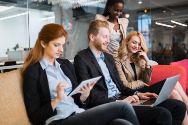 Elinizdeki teknoloji ile iş insanlar konuşma. Yeni fikirler ve iş arkadaşları arasında beyin fırtınası alışverişi