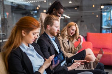 Elinizdeki teknoloji ile iş insanlar konuşma. Yeni fikirler ve iş arkadaşları arasında beyin fırtınası alışverişi