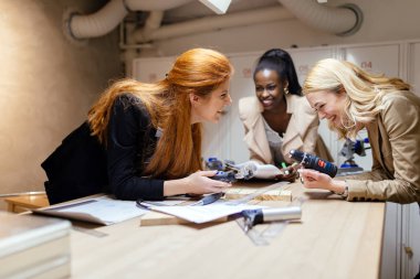 Projede çalışan ve atölyede beyin fırtınası yaratıcı kadınlar