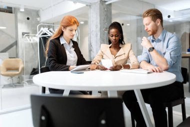 Yuvarlak masa toplantısı ve beyin fırtınası iş adamları