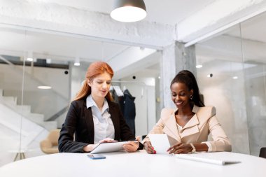 Tertemiz ofiste otururken teknolojisini kullanarak iki çekici iş kadınları