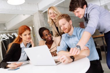 Modern ofisinde çalışan akıllı iş adamları