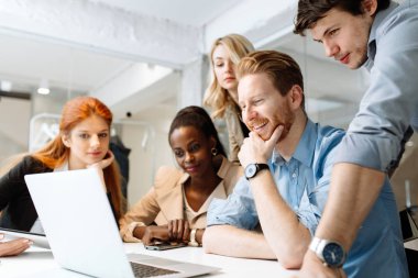 Grup çalışma office ve yeni fikirleri tartışmak iş adamları