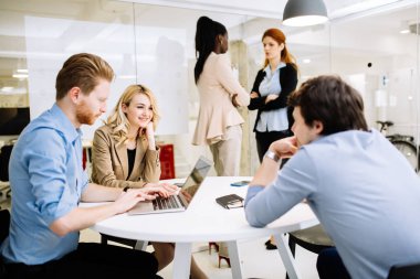 Yaratıcı iş adamları ve modern bir ofiste beyin fırtınası tasarımcıları