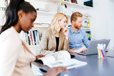 Modern ofisinde çalışan bir şeyler ve iş adamları