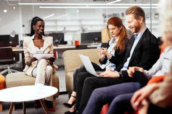 Bedriftsfolk Snakker Med Teknologi Utveksling Nye Ideer Brainstorming Mellom Kolleger – stockfoto