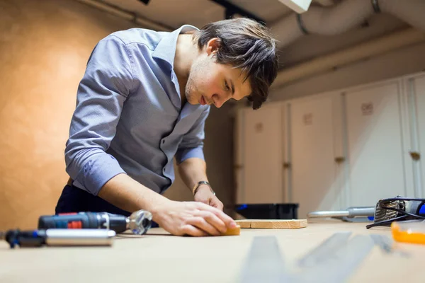 Handwerker Bei Der Arbeit Mit Holz Mit Präzisionswerkzeugen Zur Hand — Stockfoto