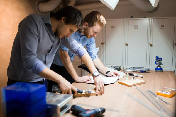 Zwei Kreative Designer Die Der Werkstatt Arbeiten Und Maßgeschneiderte Möbel — Stockfoto